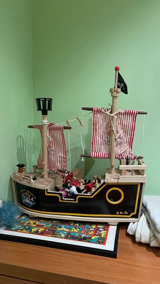 Barco Pirata de Madera con Figuras