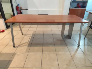 Mesa de oficina madera y metal