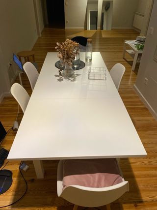 Mesa comedor extensible IKEA y 6 sillas blancas