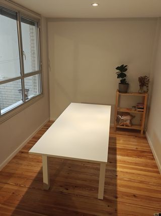 Mesa comedor extensible IKEA y 6 sillas blancas