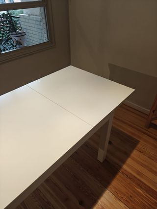 Mesa comedor extensible IKEA y 6 sillas blancas