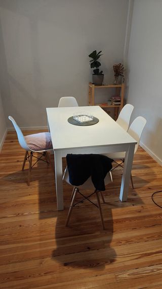 Mesa comedor extensible IKEA y 6 sillas blancas