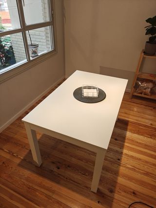 Mesa comedor extensible IKEA y 6 sillas blancas