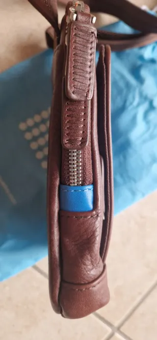 Borsa tracolla Piquadro marrone in pelle.