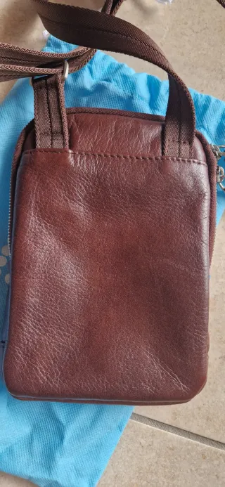 Borsa tracolla Piquadro marrone in pelle.