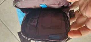 Borsa tracolla Piquadro marrone in pelle.