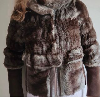 Abrigo piel conejo moderno