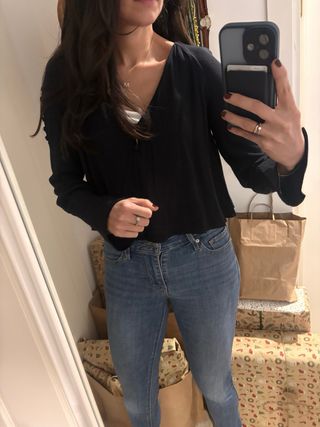 Camisa cropped azul marino de Zara