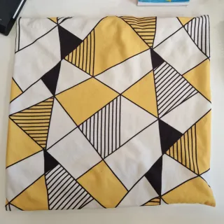 Fundas de cojín triangulares amarillas y blancas.