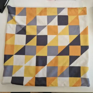 Fundas de cojín triangulares amarillas y blancas.