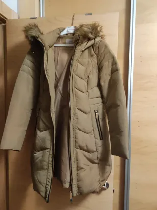 Chaqueta acolchada marrón con capucha