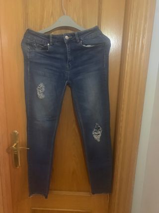 Pantalones vaqueros desgastados