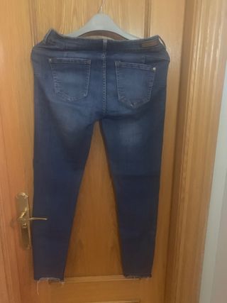 Pantalones vaqueros desgastados