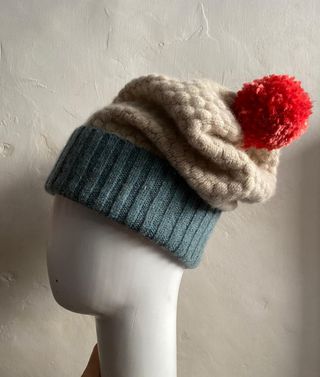 Berretto lana vergine beige e blu