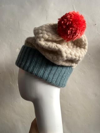 Berretto lana vergine beige e blu