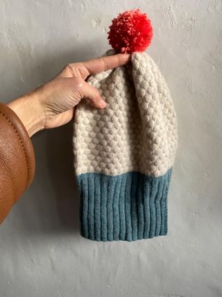 Berretto lana vergine beige e blu