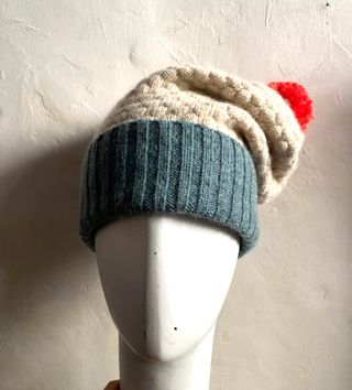 Berretto lana vergine beige e blu