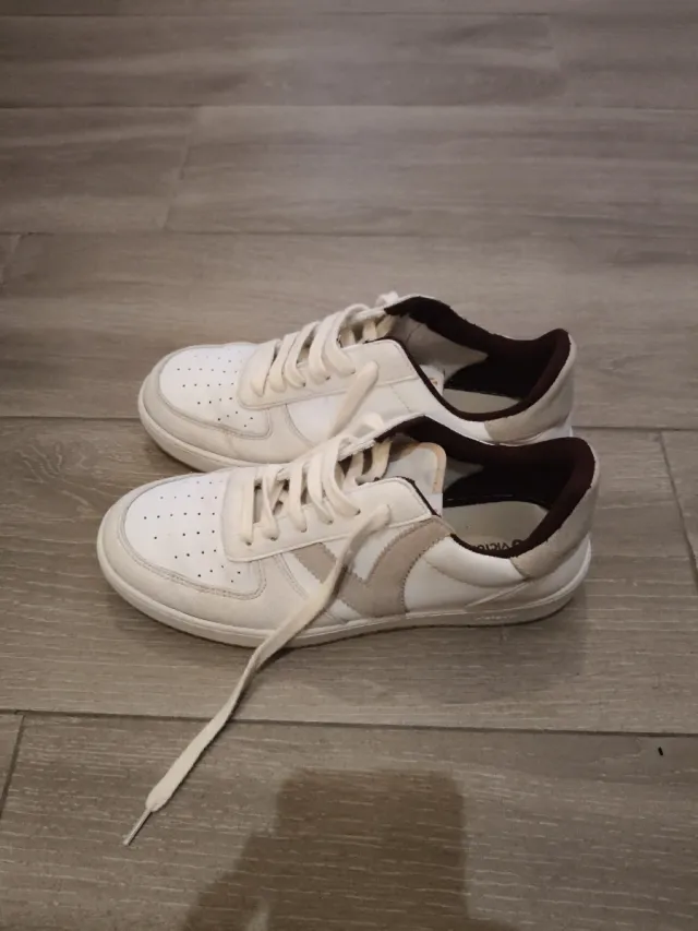 Zapatillas Victoria Beige y Blancas