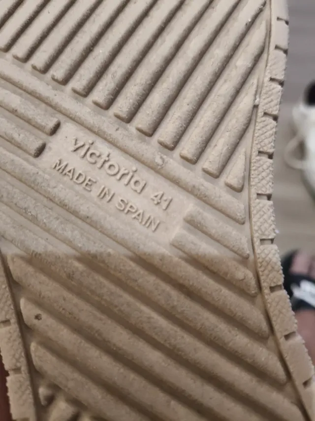 Zapatillas Victoria Beige y Blancas