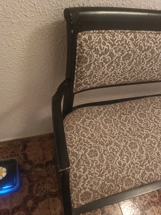 Butaca antigua de madera y tela