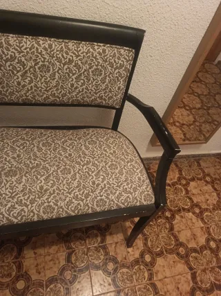 Butaca antigua de madera y tela