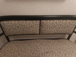 Butaca antigua de madera y tela