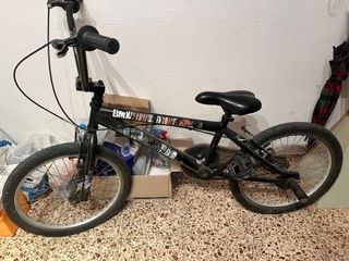 Bicicleta BMX Negra Ruedas para hinchar, no uso.