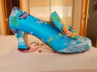 Zapatos de fallera azules con bordado floral