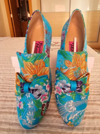 Zapatos de fallera azules con bordado floral
