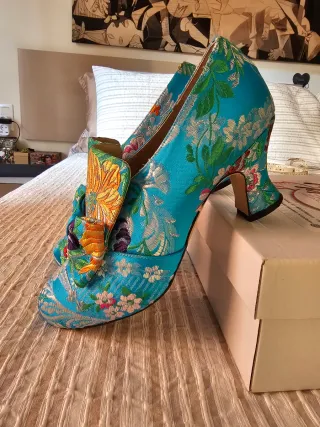 Zapatos de fallera azules con bordado floral