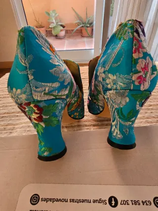 Zapatos de fallera azules con bordado floral