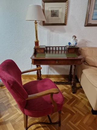 Escritorio clásico y silla de madera y tela
