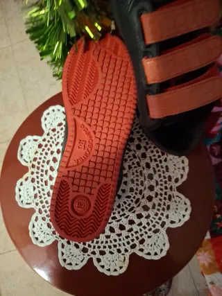 Zapatillas DC Negras y rojo,original,39-39,5