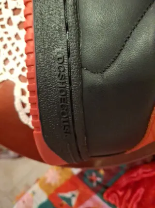 Zapatillas DC Negras y rojo,original,39-39,5