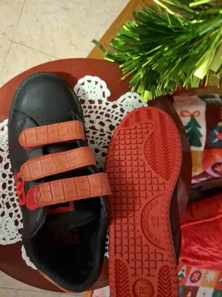 Zapatillas DC Negras y rojo,original,39-39,5
