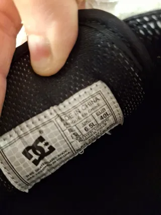 Zapatillas DC Negras y rojo,original,39-39,5