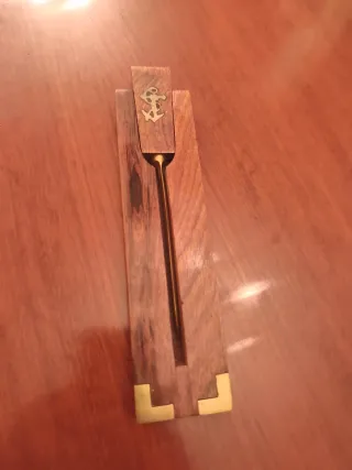 Abrecartas náutico de madera con ancla