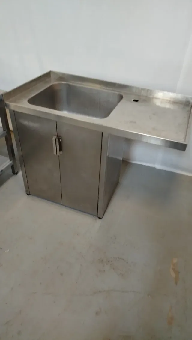 Fregadero industrial con mueble y escurridor