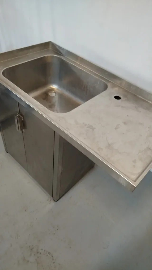 Fregadero industrial con mueble y escurridor