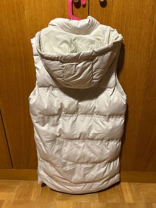 Chaleco acolchado beige con capucha