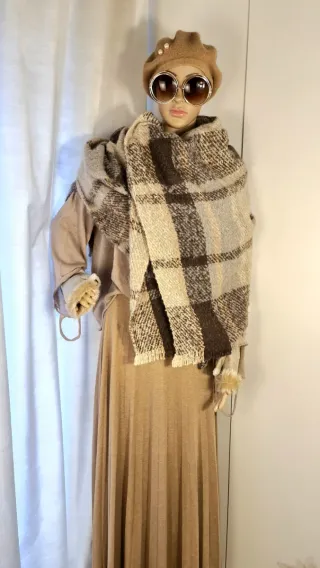 Poncho-mantella a quadri beige e marrone