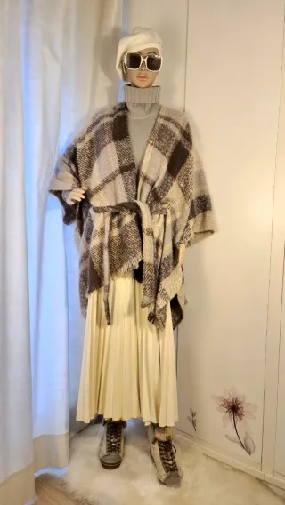Poncho-mantella a quadri beige e marrone