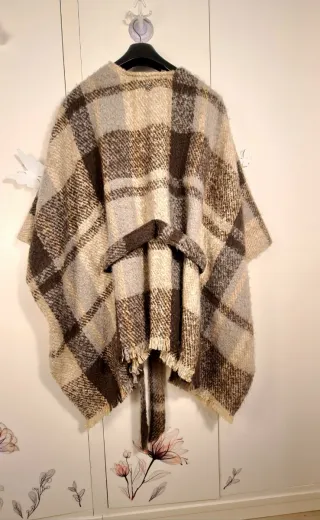 Poncho-mantella a quadri beige e marrone
