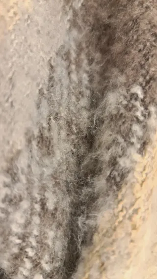 Poncho-mantella a quadri beige e marrone