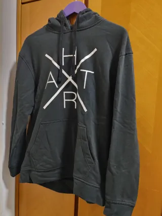 Sudadera Negra con Diseño Gráfico