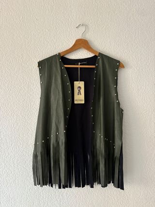 Chaleco verde boho con flecos y tachuelas