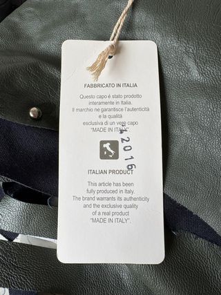 Chaleco verde boho con flecos y tachuelas