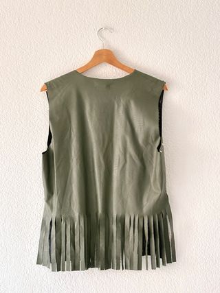 Chaleco verde boho con flecos y tachuelas