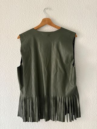 Chaleco verde boho con flecos y tachuelas