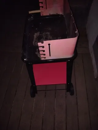 Barbacoa metálica negra y roja